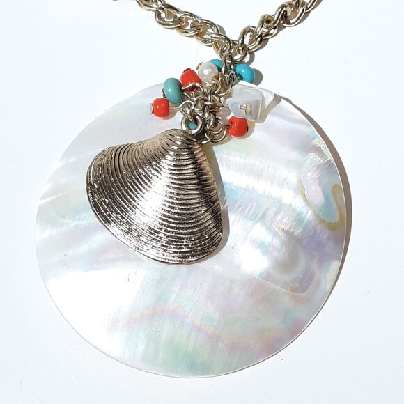 New Direction Shell Medallion Necklace NWT - Picture 3 of 5